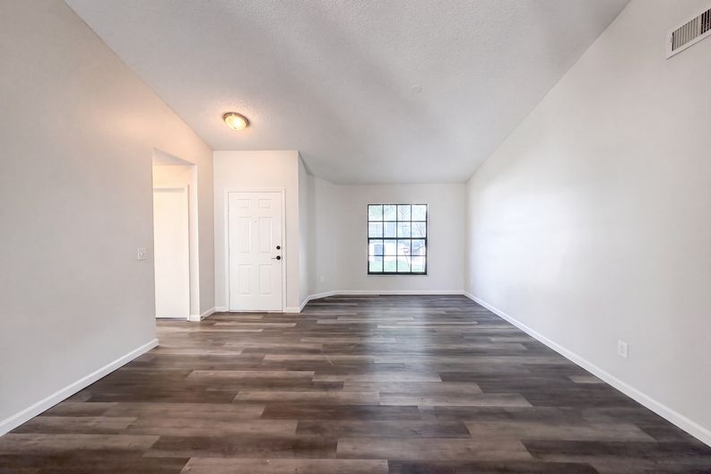 Photo 6 of 17 of 9507 Letterstone Ct, Tampa, FL