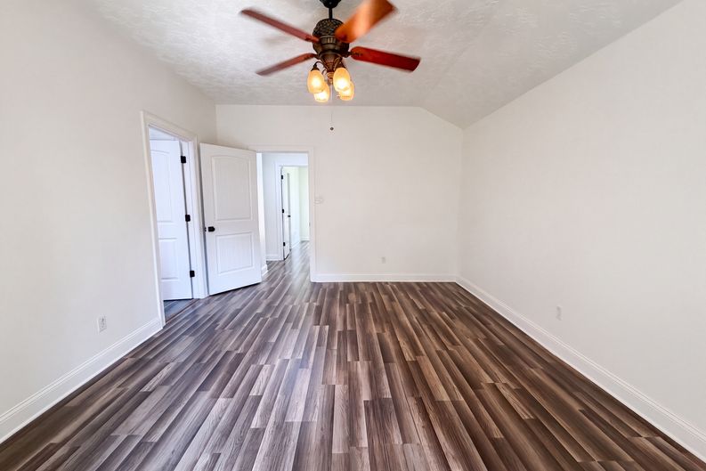 Photo 11 of 17 of 4011 Hunnington Dr, Conroe, TX