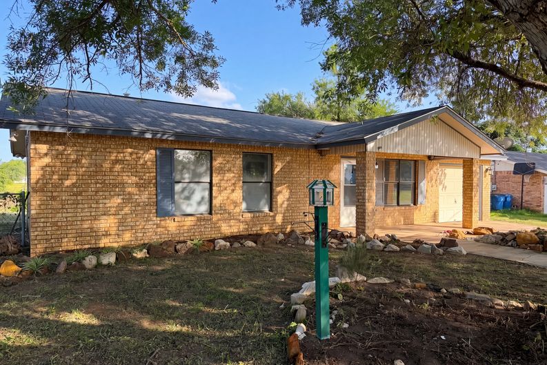 Photo 14 of 16 of 1308 Longhorn Dr, Floresville, TX