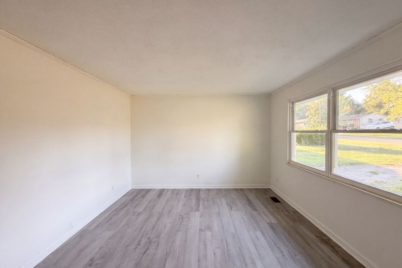 Photo 11 of 27 of 7301 Meadowbrook Cir, Knoxville, TN