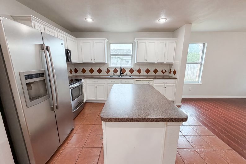 Photo 9 of 19 of 111 Forest Park Ln, Red Oak, TX