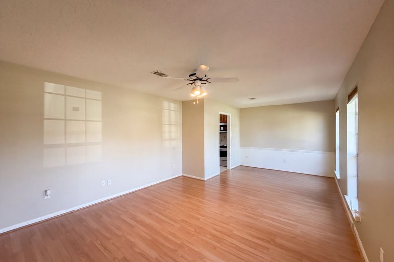 Photo 12 of 29 of 11819 Amblewood Dr, Meadows Place, TX