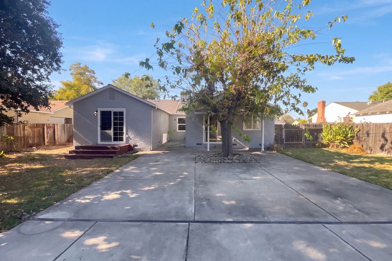 Photo 5 of 29 of 3450 Sierra View Ln, Sacramento, CA