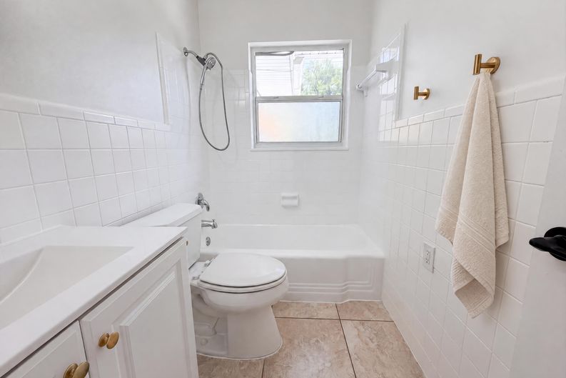 Photo 6 of 28 of 829 E 4th St, Englewood, FL