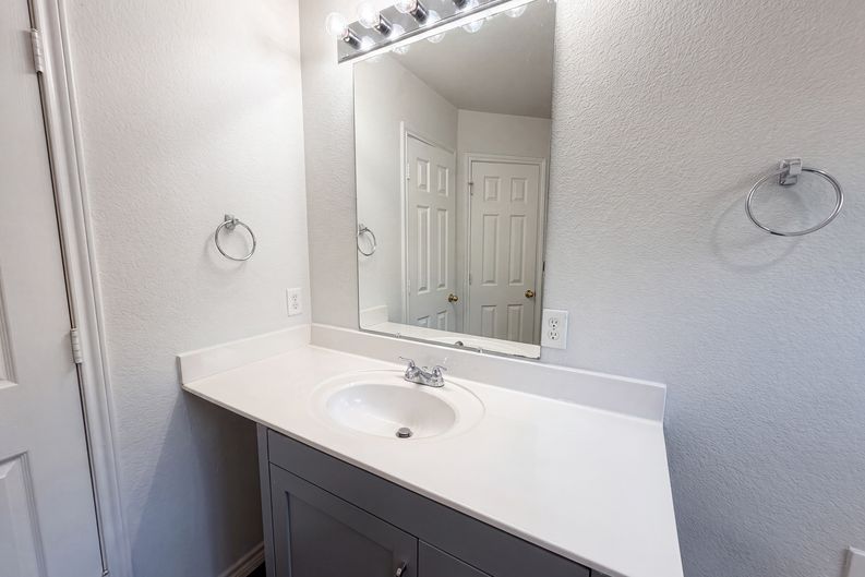 Photo 19 of 21 of 109 Eagle Dr, Luling, TX