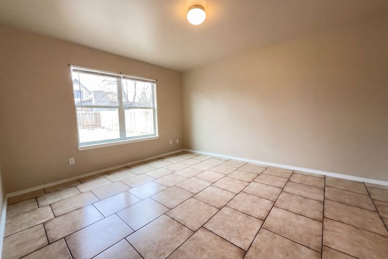 Photo 4 of 16 of 517 W 5th St, Converse, TX
