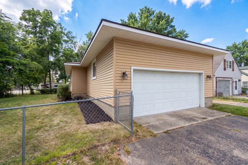Photo 20 of 28 of 4920 Cass Elizabeth Rd, Waterford, MI