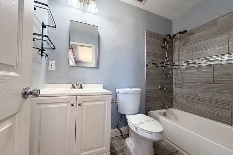 Photo 13 of 24 of 15929 La Verida Dr, Victorville, CA
