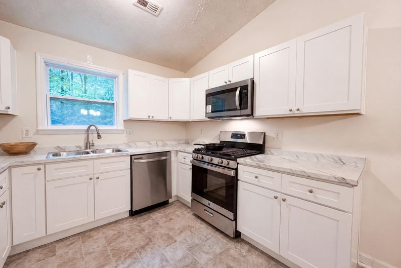 Photo 11 of 20 of 670 Marsh Ct, Jonesboro, GA