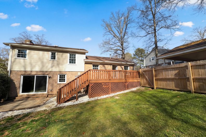Photo 5 of 31 of 7700 Meadowdale Ln, Charlotte, NC