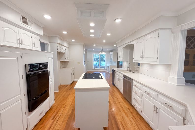 Photo 6 of 47 of 12600 Pawnee Ln, Leawood, KS