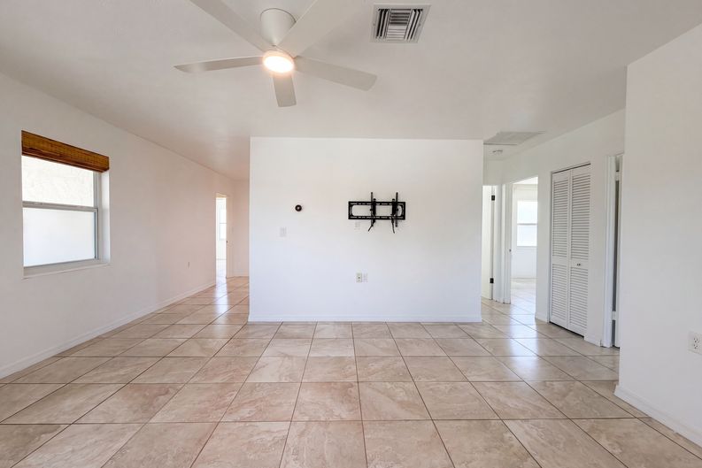 Photo 7 of 28 of 829 E 4th St, Englewood, FL