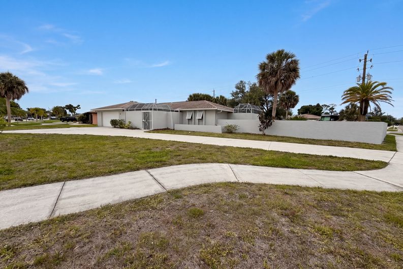 Photo 22 of 40 of 1301 Lucaya Ave, Venice, FL