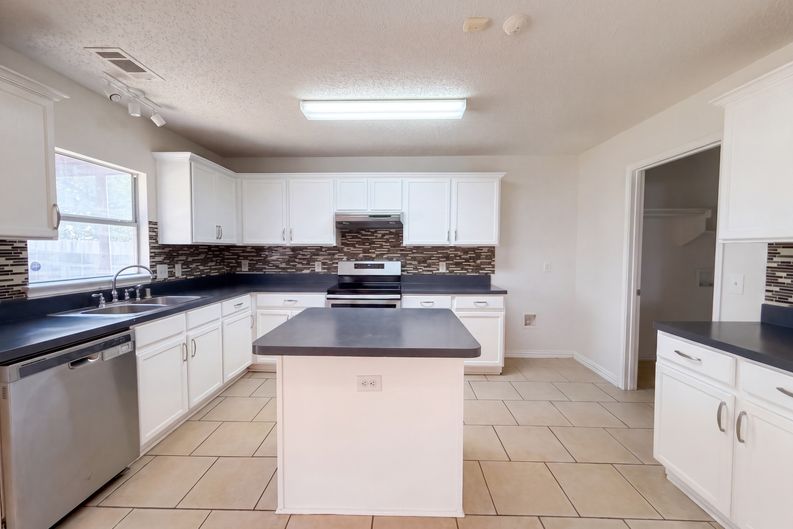 Photo 7 of 30 of 4325 Falcon Dr, Sherman, TX