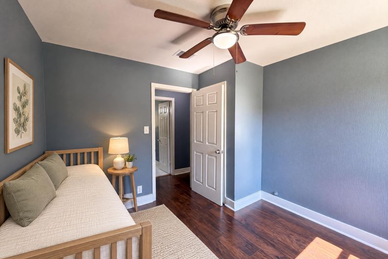 Photo 13 of 27 of 7405 Sterlingshire St, Houston, TX
