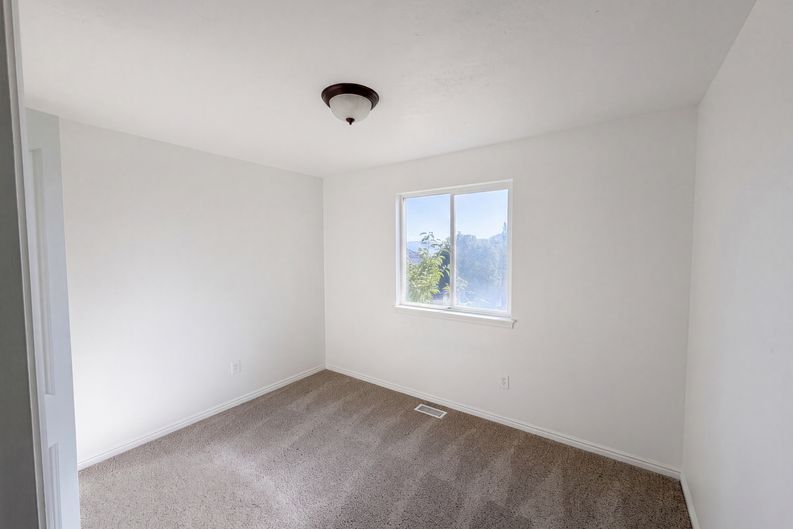 Photo 12 of 18 of 14273 S Heartstone Cir, Herriman, UT