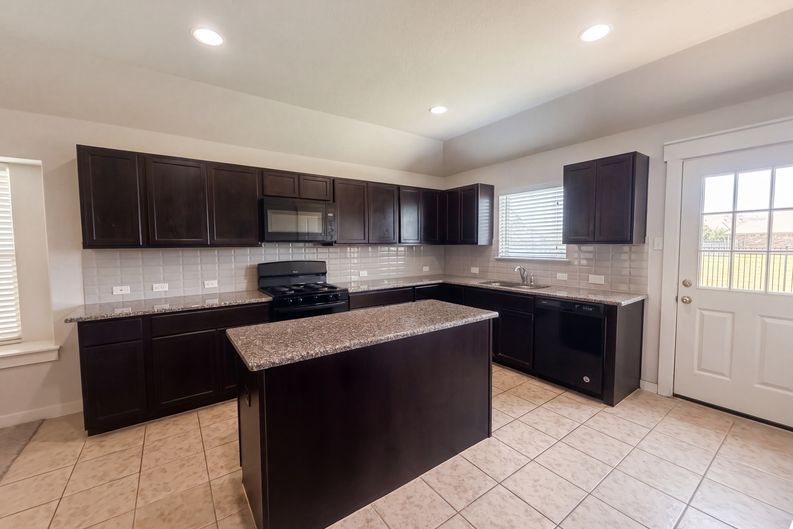 Photo 7 of 21 of 5909 Urbano Bnd, Round Rock, TX