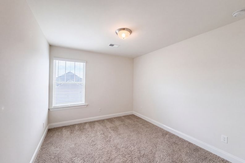 Photo 7 of 21 of 952 Oak Ridge Ln, Columbia, TN