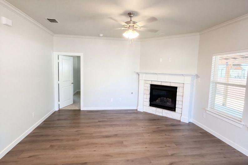 Photo 3 of 17 of 402 N Race St, Tioga, TX