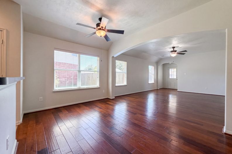 Photo 3 of 21 of 11327 Grass Lake Ln, Richmond, TX