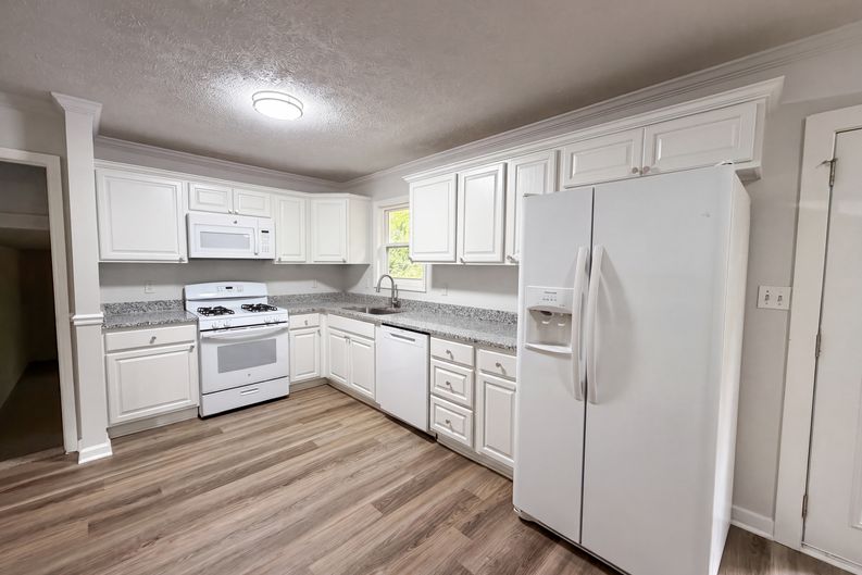 Photo 7 of 25 of 3691 Lavilla Dr, Powder Springs, GA