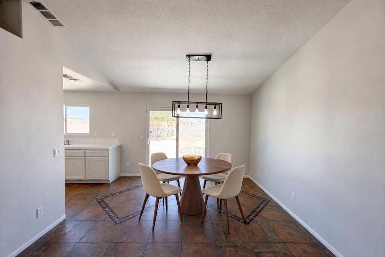 Photo 7 of 28 of 13185 Great Falls Ave, Victorville, CA