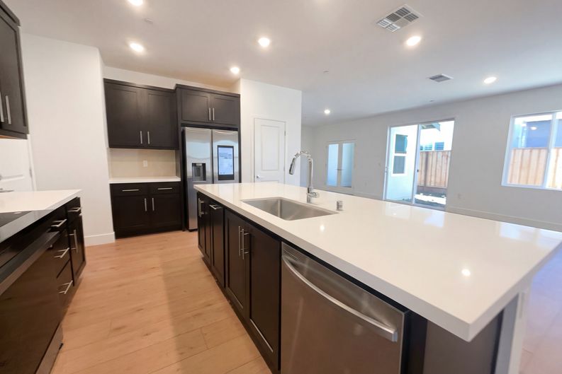 Photo 18 of 36 of 441 N Paso Robles Dr, Tracy, CA
