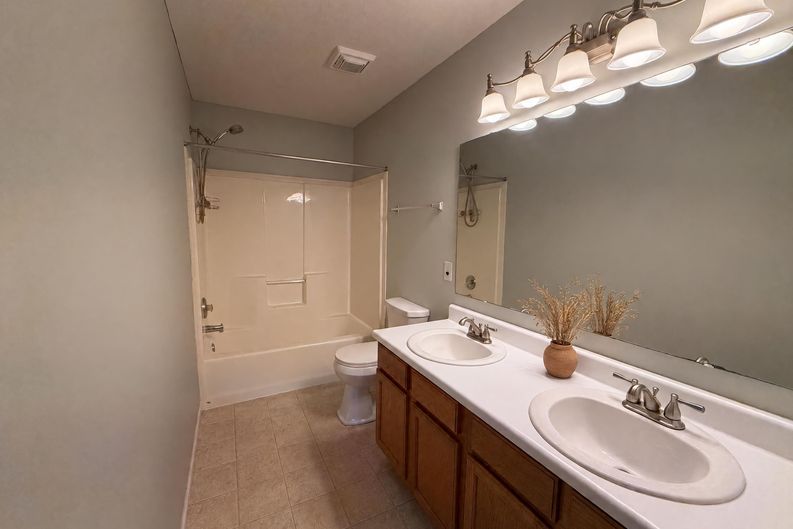 Photo 7 of 23 of 10605 Dunes Ct, Indianapolis, IN