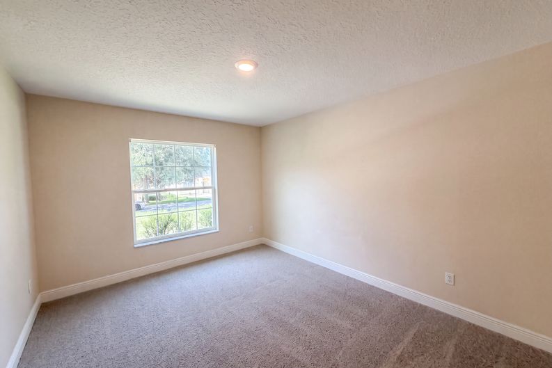 Photo 13 of 23 of 33137 Irongate Dr, Leesburg, FL
