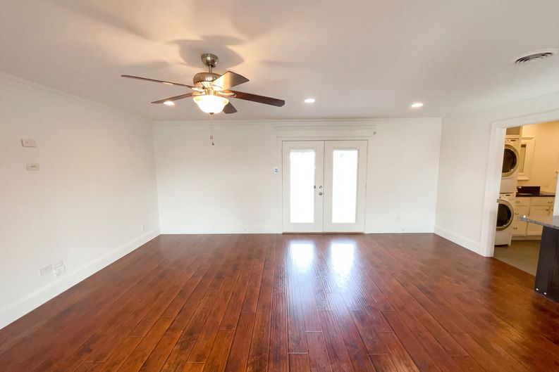 Photo 6 of 17 of 8541 Strathmore Dr, Dallas, TX