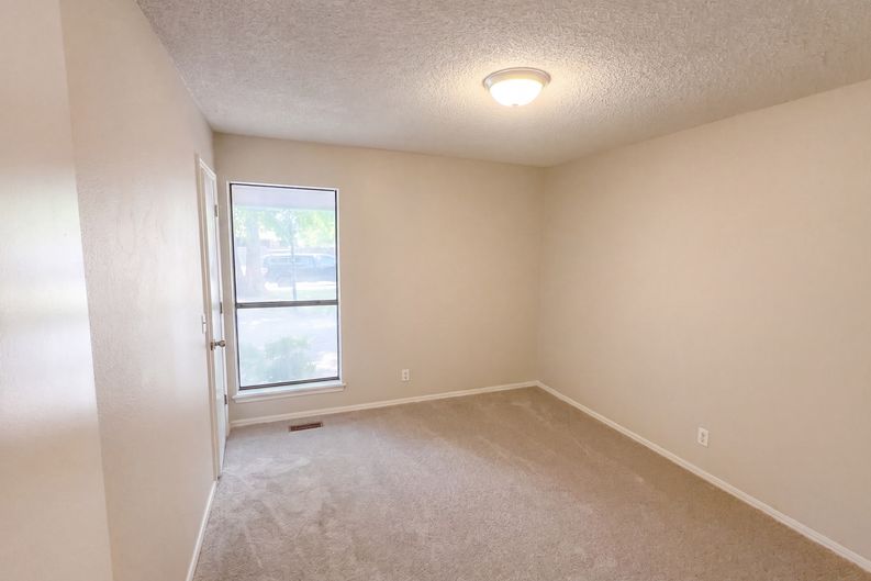 Photo 12 of 21 of 1409 S Walnut Ave, Broken Arrow, OK