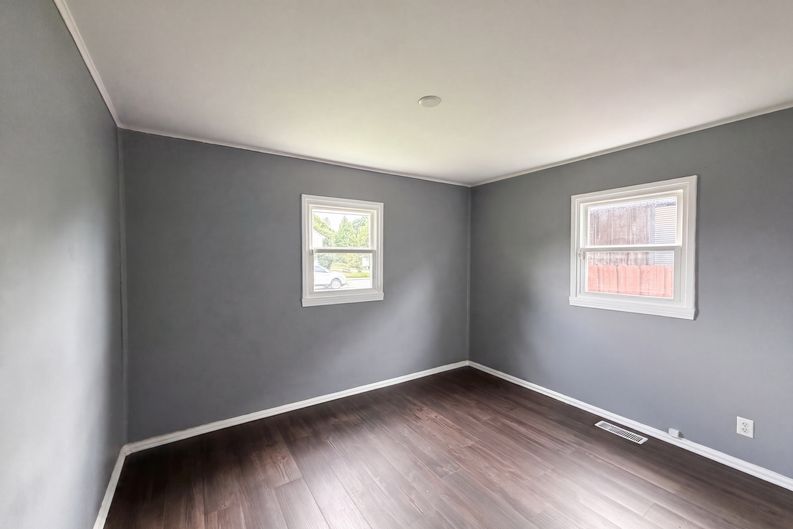 Photo 4 of 16 of 4206 E 16th St, Indianapolis, IN