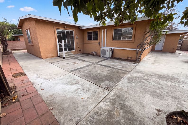 Photo 5 of 31 of 1426 S Rita Way, Santa Ana, CA