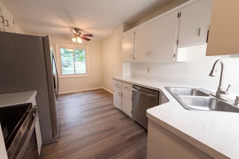 Photo 8 of 22 of 15391 Trillium Cir, Eden Prairie, MN