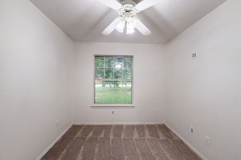 Photo 8 of 16 of 129 Meadowbrook Dr, Temple, TX