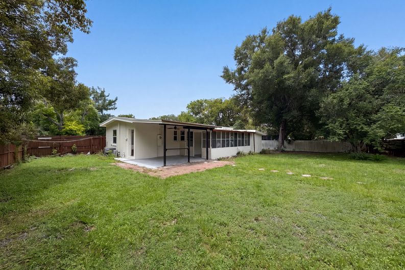 Photo 5 of 21 of 1502 Daroca Dr, Deltona, FL