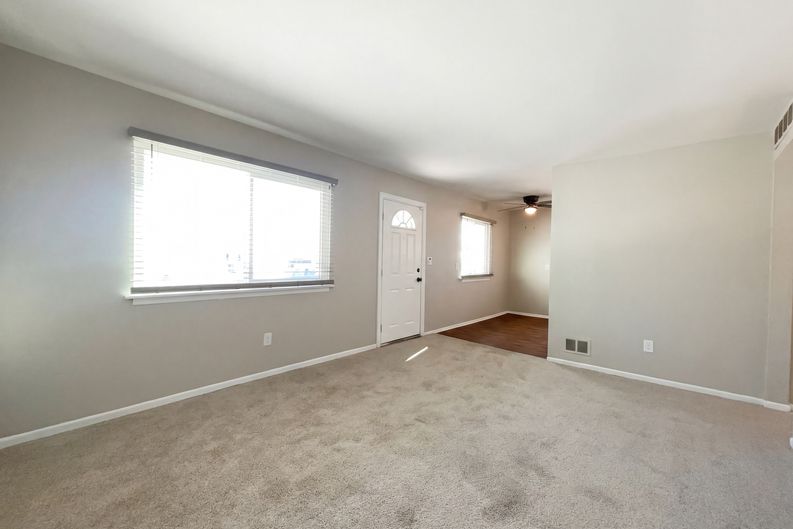 Photo 3 of 17 of 7912 Pine St, Taylor, MI