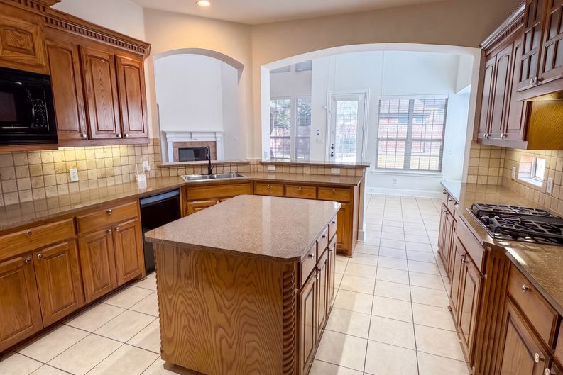 Photo 7 of 46 of 3228 Tearose Dr, Richardson, TX