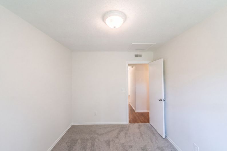 Photo 9 of 19 of 2605 Lamroc Rd, Greensboro, NC