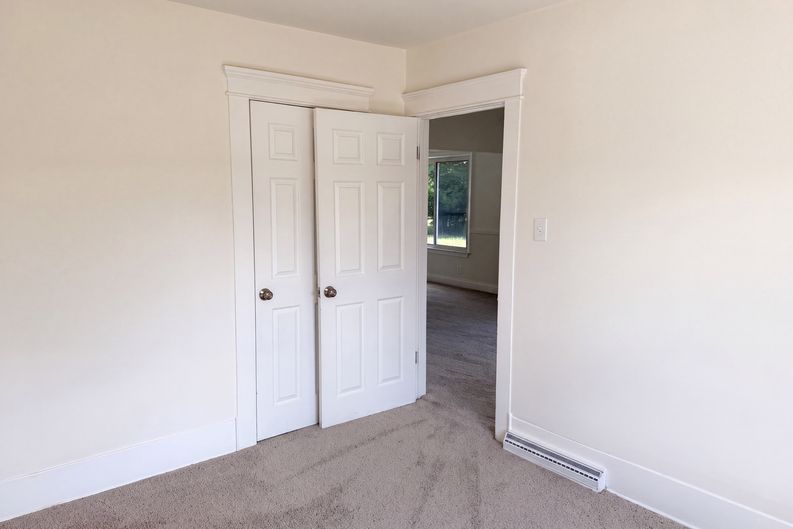 Photo 4 of 17 of 21420 Jefferson St, Farmington Hills, MI