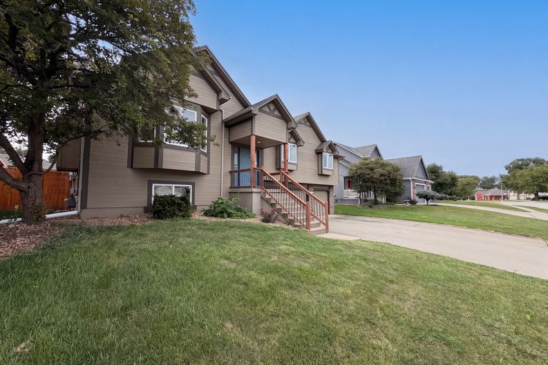 Photo 19 of 22 of 403 S Lakeshore Dr, Raymore, MO