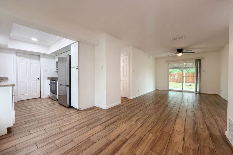 Photo 7 of 16 of 3702 Autumn Ln, San Antonio, TX