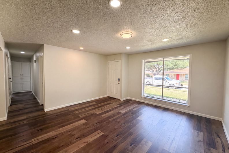 Photo 7 of 25 of 2136 Mountainview Dr, Hurst, TX