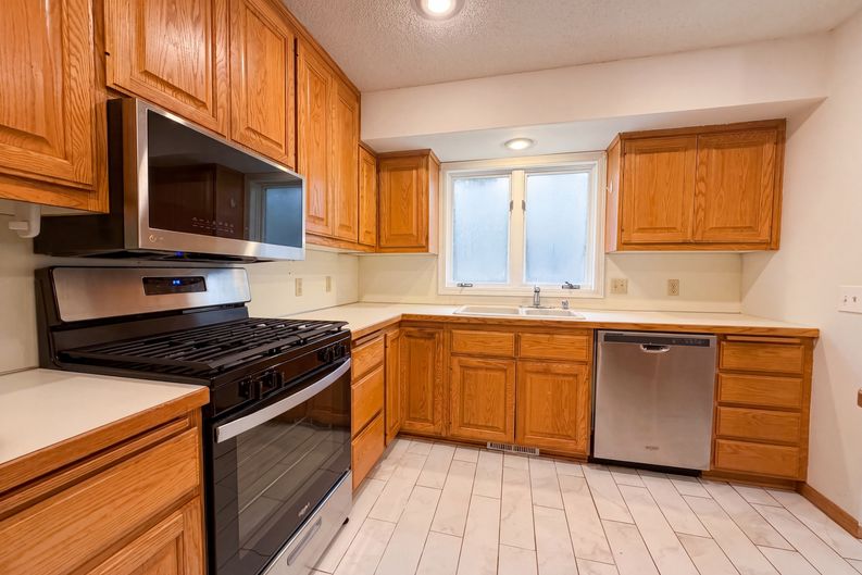 Photo 7 of 20 of 6475 Grand View Dr, Eden Prairie, MN