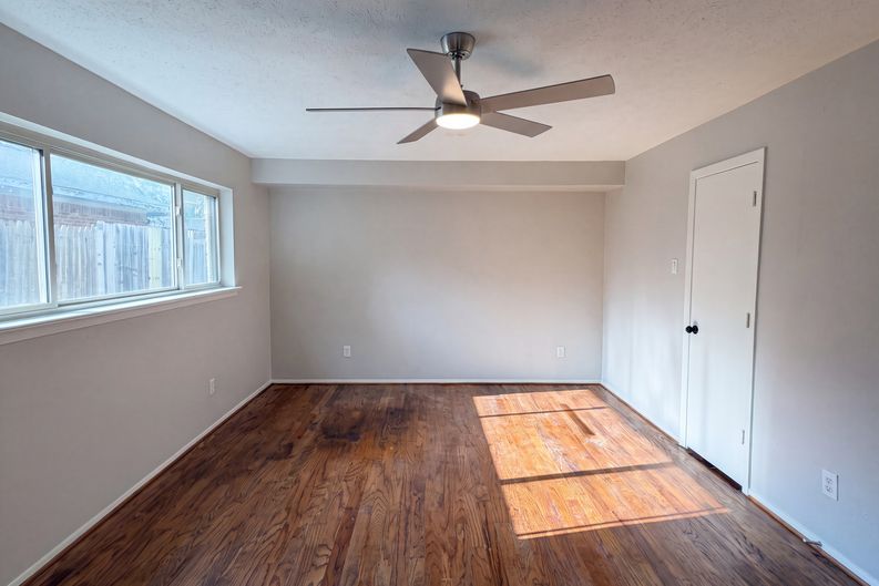 Photo 12 of 22 of 1618 Woodcrest Ln, Carrollton, TX