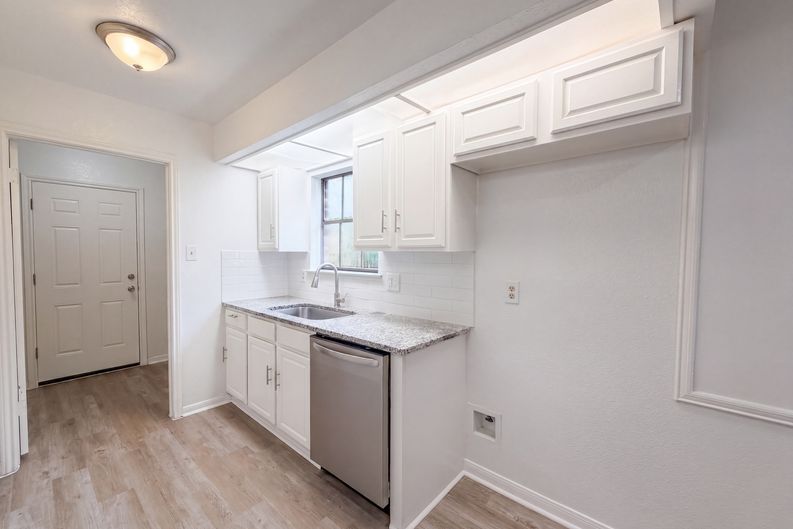 Photo 8 of 19 of 3714 Saint William Ln, Houston, TX