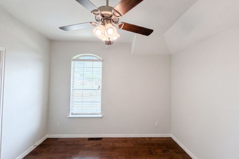 Photo 11 of 20 of 709 Ravenwood Dr, Saginaw, TX