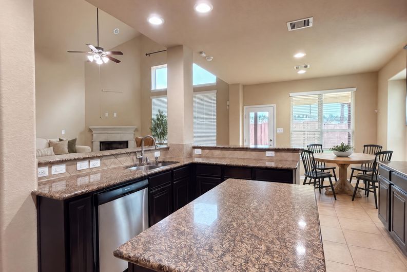 Photo 11 of 40 of 9003 Newcroft Ct, Tomball, TX