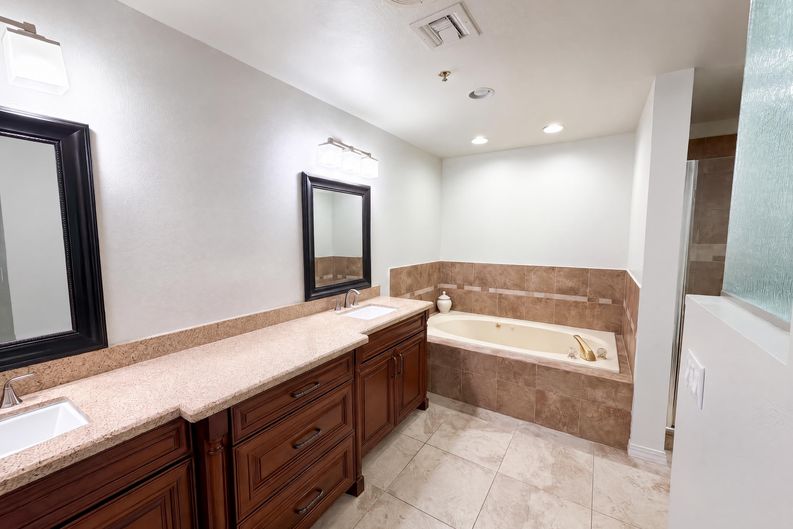 Photo 13 of 36 of 10240 E Cochise Dr, Scottsdale, AZ