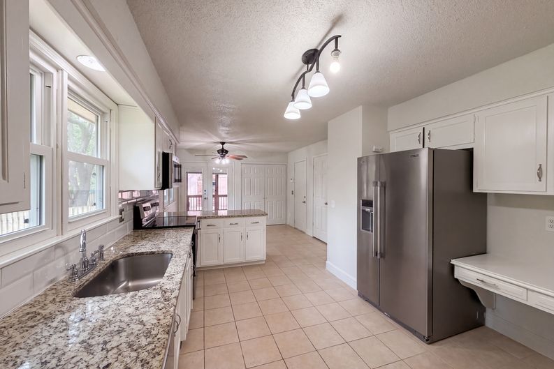 Photo 8 of 39 of 14224 S Raintree Dr, Olathe, KS